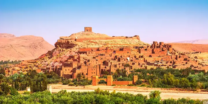 Ksar di Ait Benhaddou sulla sua collina, circondato dal verde