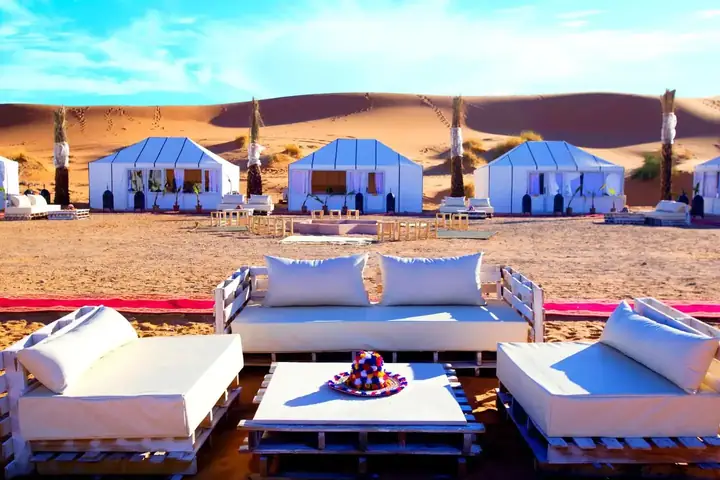 Area relax all’aperto di un campo a Merzouga