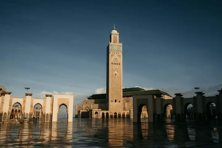Moschea Hassan II riflessa sulla spianata