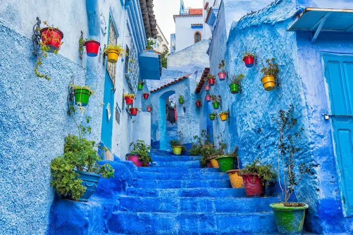 Scalinata blu con vasi colorati a Chefchaouen