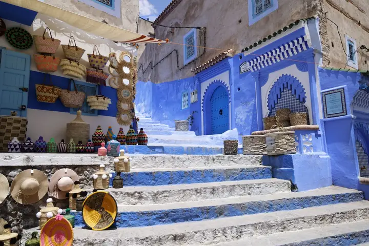 Botteghe artigiane in una piazzetta blu di Chefchaouen