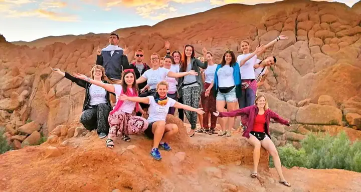 Viaggiatori davanti alle formazioni rocciose del Dades