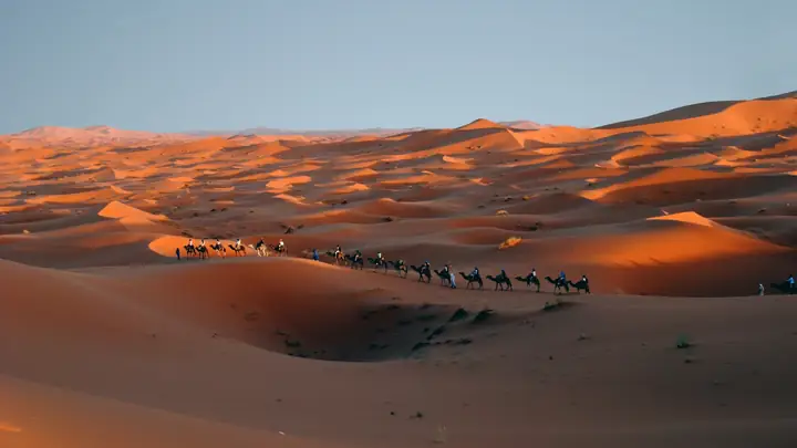 Carovana che attraversa il mare di dune di Merzouga