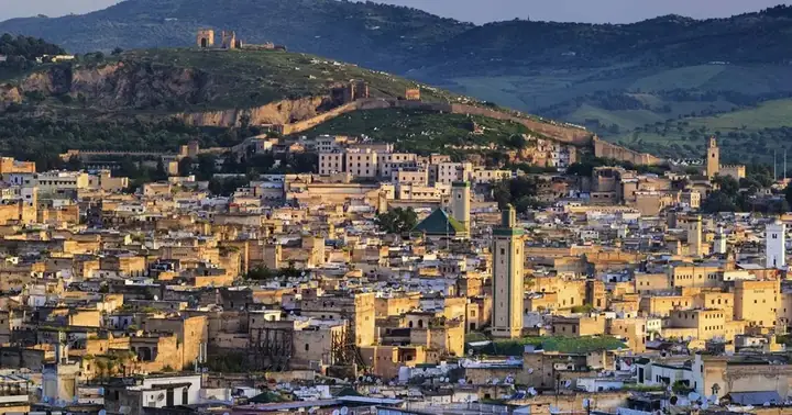 Medina di Fès al tramonto da un belvedere