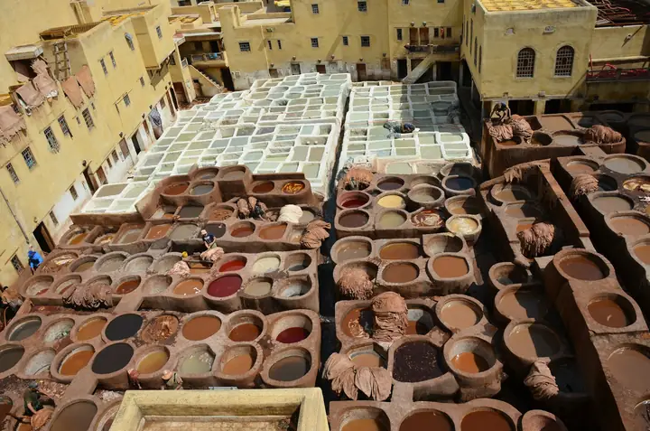 Vasche di tintura nella conceria di Fès