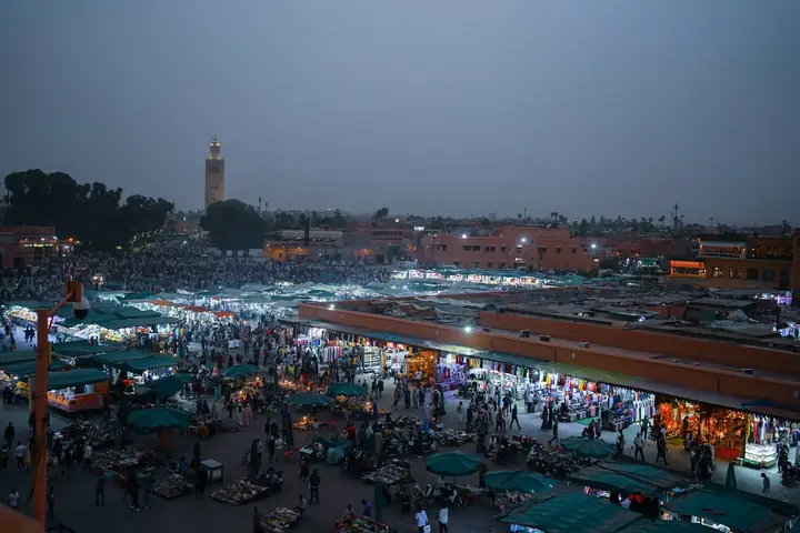 Piazza Jemaa el-Fna illuminata di notte