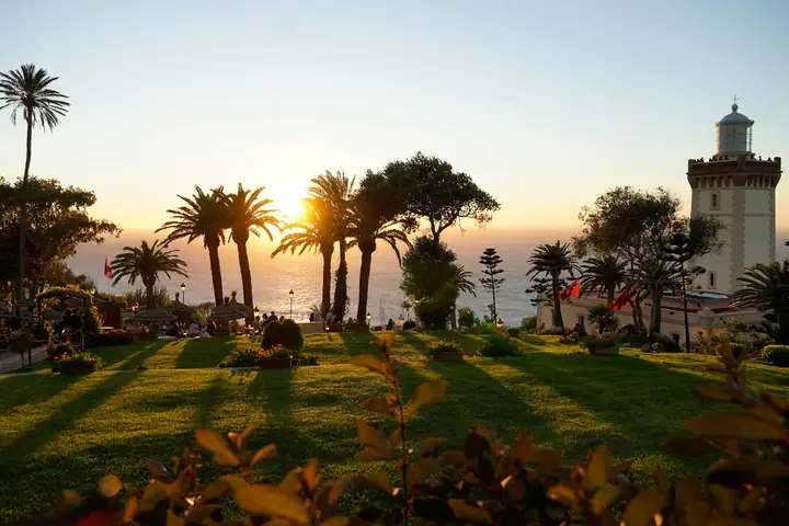 Faro e giardini di Capo Spartel, a Tangeri, al tramonto
