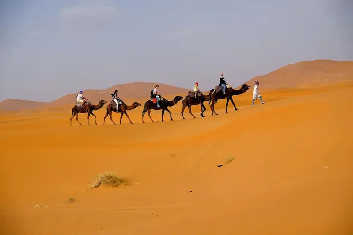 Carovana che attraversa le dune dell’Erg Chebbi a metà pomeriggio