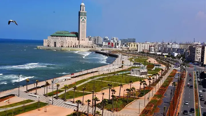 Costa di Casablanca con la moschea Hassan II