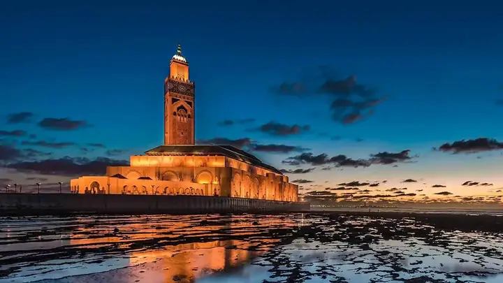 Moschea Hassan II illuminata all’imbrunire