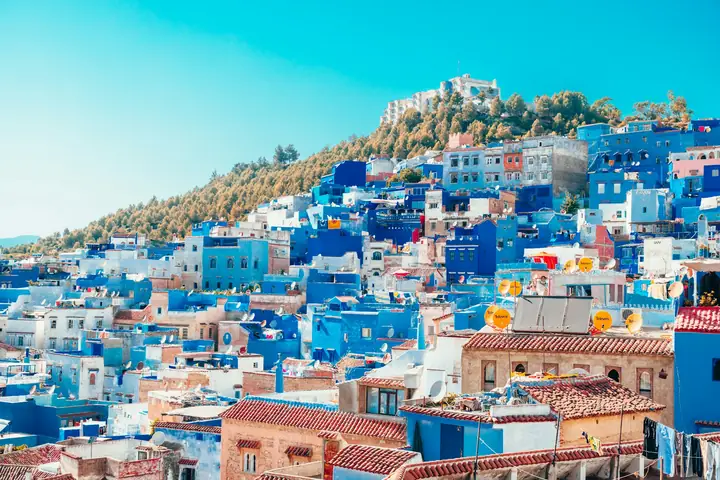 Case blu di Chefchaouen a gradoni sul pendio