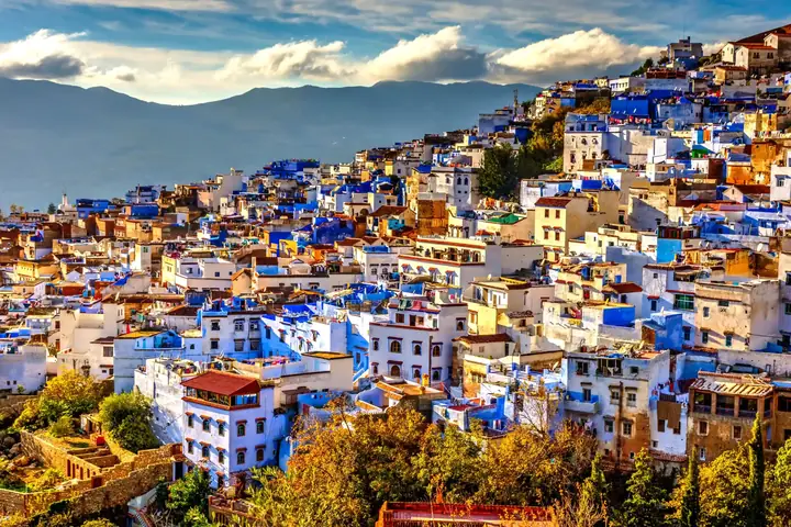 Vista panoramica di Chefchaouen sul fianco della montagna