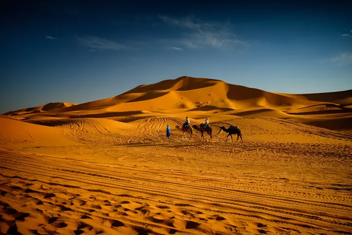 Dune di Merzouga all’imbrunire con una piccola carovana