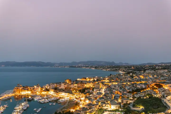 Porto e baia di Tangeri all’imbrunire