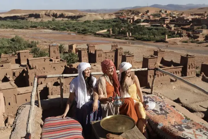 Viaggiatrici che condividono un tè sulla terrazza di una kasbah