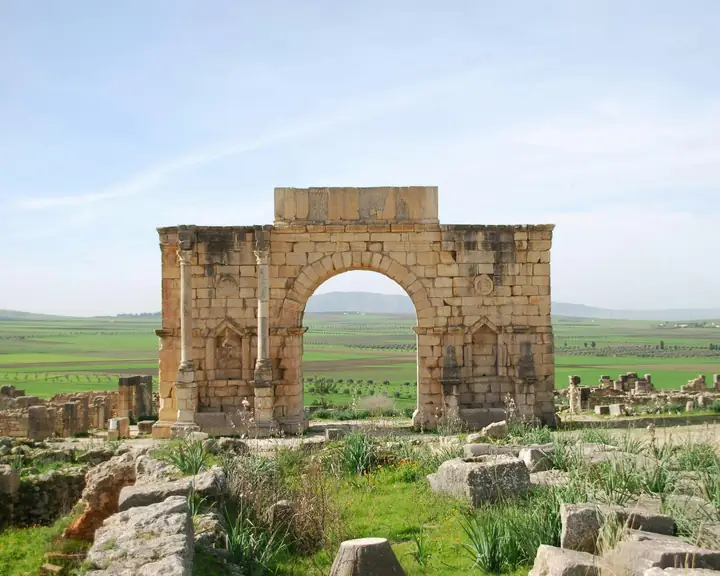 Arco di trionfo di Volubilis fra campi verdi